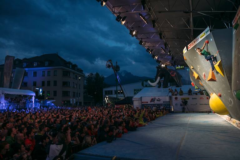 Anna Stöhr knackt den Boulder und schafft im Finale Silber