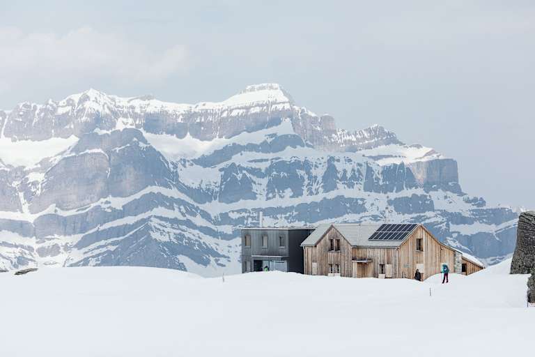 Die Leglerhütte (2.273 m) in den Glarner Alpen