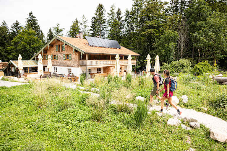 frasdorfer-huette-julian-bueckers-230801_bergwelten_chiemgau_portrait_0072_si202406050266