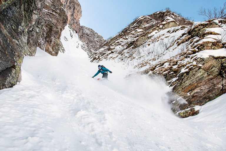 Ein Snowboarder in der legendären Rinne