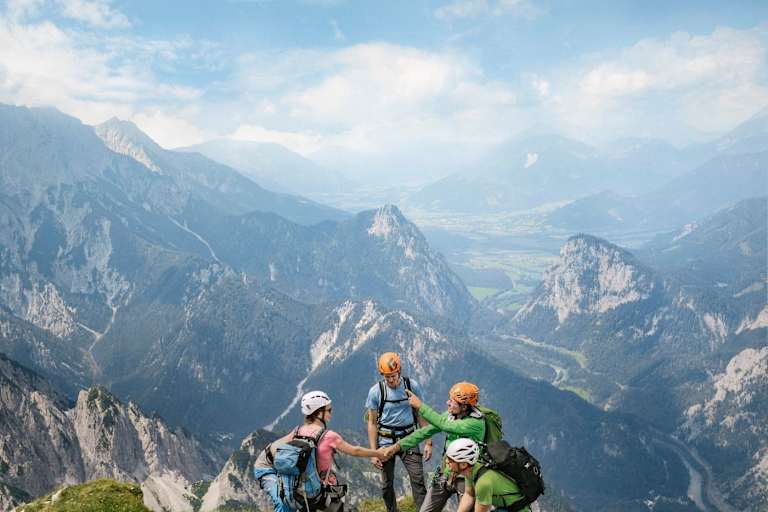 Eine Bergsteigergruppe beim Austieg
