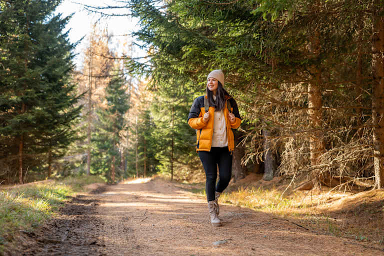 Frau wandert im wald im herbst
