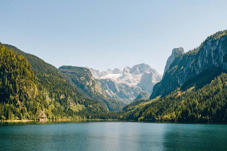 Am Vorderen Gosausee mit Blick auf den Gosaugletscher im Dachstein-Massiv