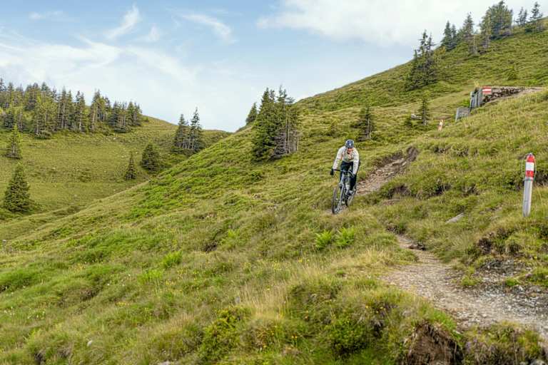 Ein Radfahrer auf dem Weg zum Tal.