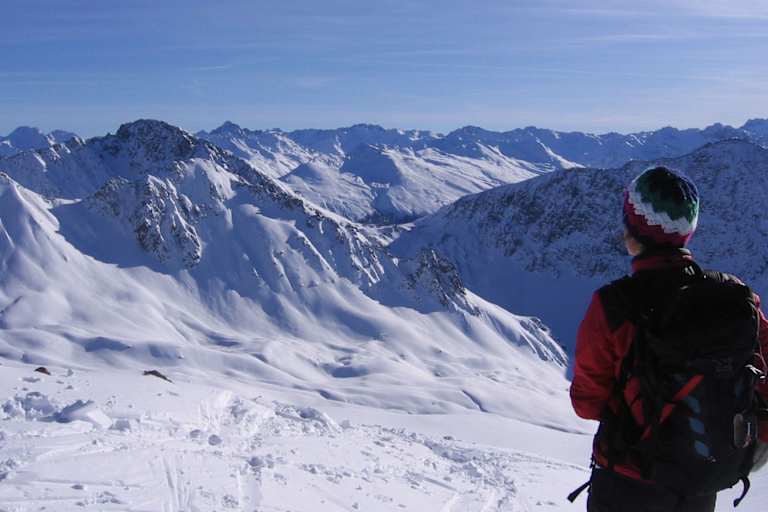 Haupter Tälli: Skitourengeherin in den Bündner Plessur-Alpen rund um Arosa