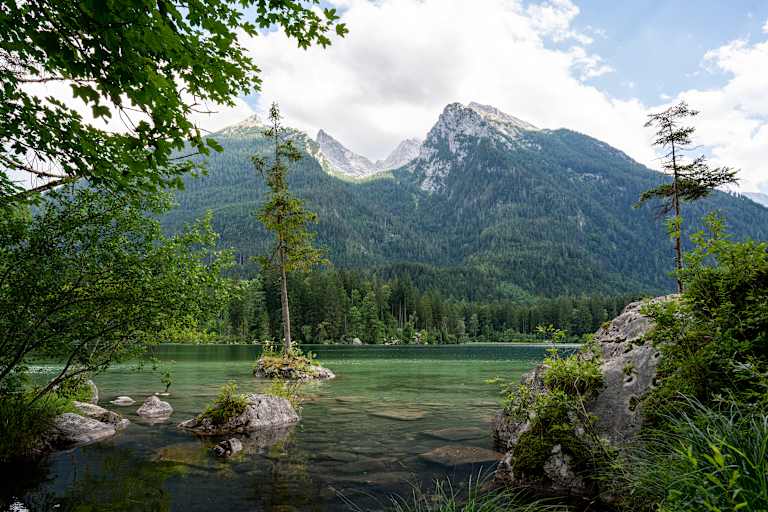 Der Hintersee bei Ramsau in Berchtesgaden mit Blick auf den Watzmann