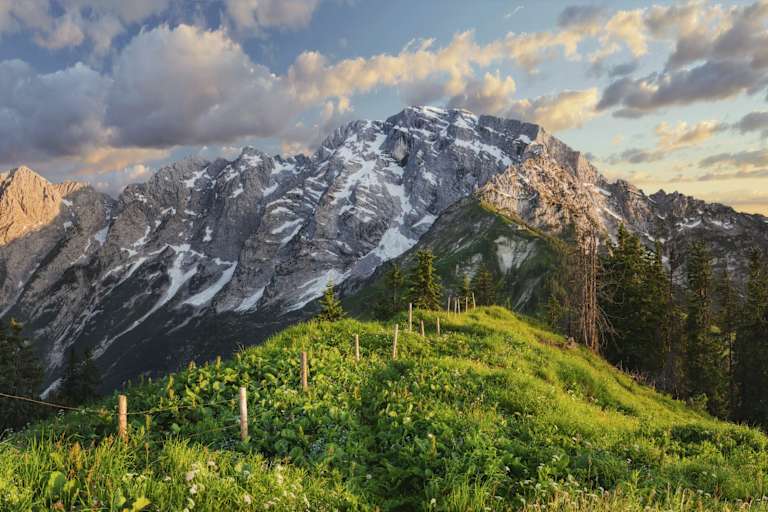 Grenzzaun zwischen Salzburg und Bayern: Blick auf den Hohen Göll in den Berchtesgadener Alpen