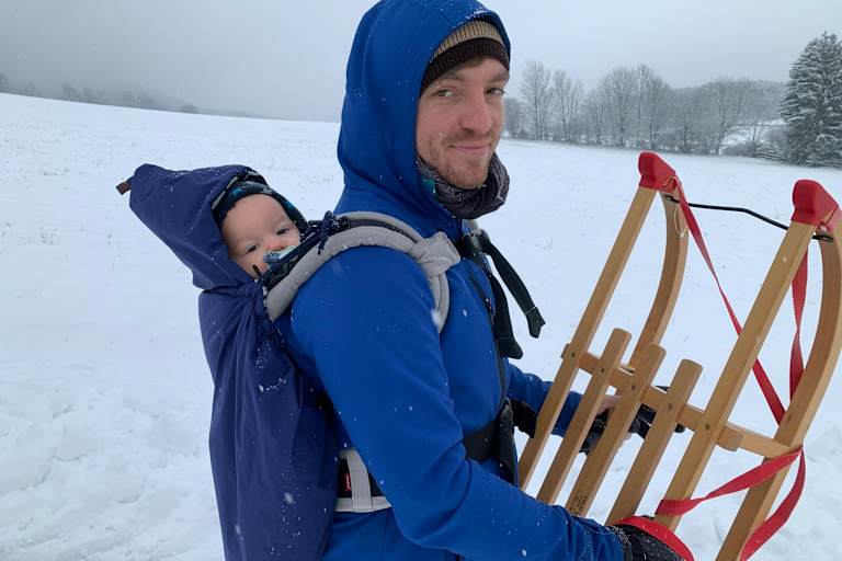 Julian Paschinger und Sohn Tobias beim Rodeln