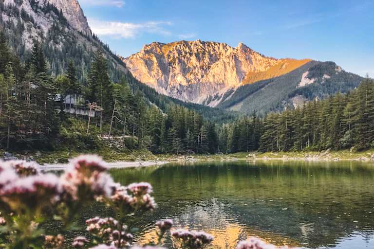 Der Grüne See in der Steiermark mit Blick auf die Berge des Hochschwab.