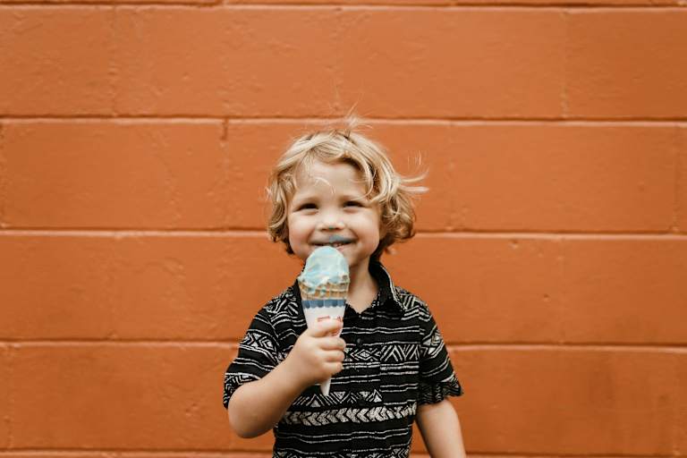 Kinder lachen gerne und viel. Leider vergessen wir im erwachsenen Alter oft darauf...