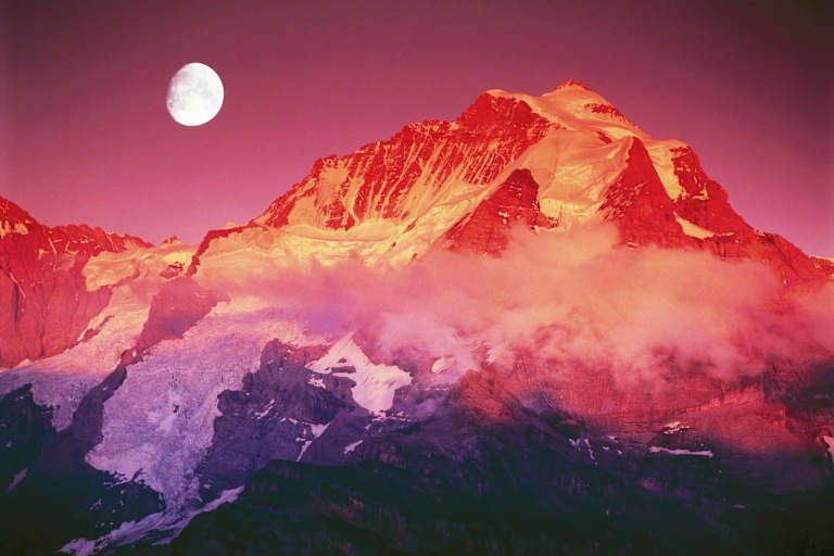 Abendrot in den Berner Alpen: Der Gipfel der Jungfrau