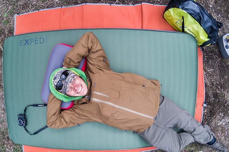 Mann auf Matte schläft outdoor exped