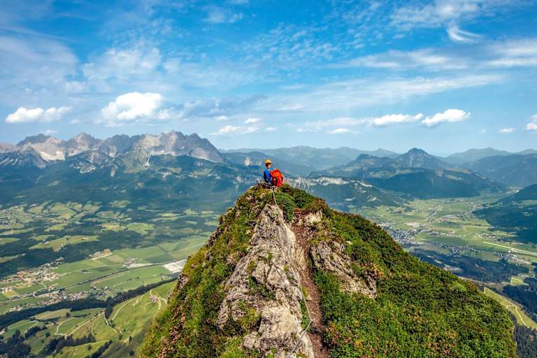 Ein Kletterer genießt den Ausblick vom Kitzbüheler Horn