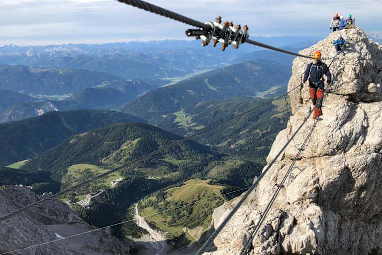 Über die schwebende Seilbrücke hinauf zum Gipfel des Koppenkarstein