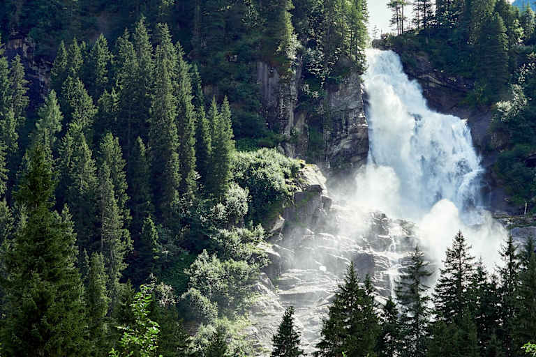Die Krimmler Wasserfälle stellen ein imposantes Naturschauspiel dar.