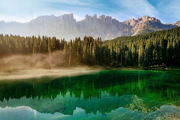 Die Dolomiten spiegeln sich im mystischen Karersee