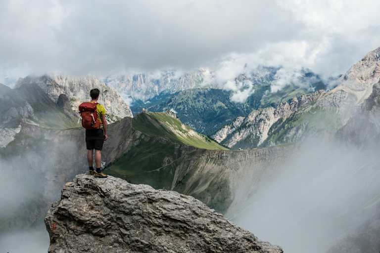 Wanderer in den Bergen mit Nebel