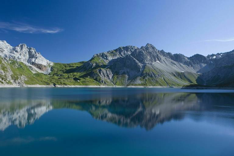 Der Lünersee im Brandnertal lockt mit seinem türkisblauen Wasser und unzähligen Wanderwegen