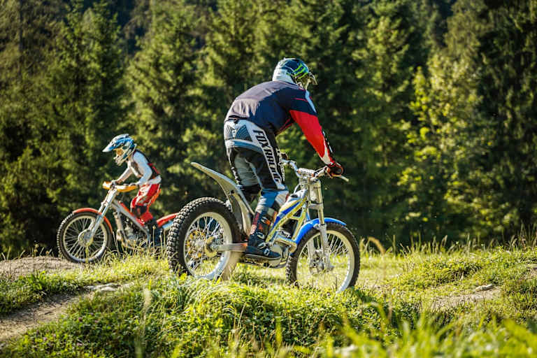 Kinder beim Trialfahren im Gelände