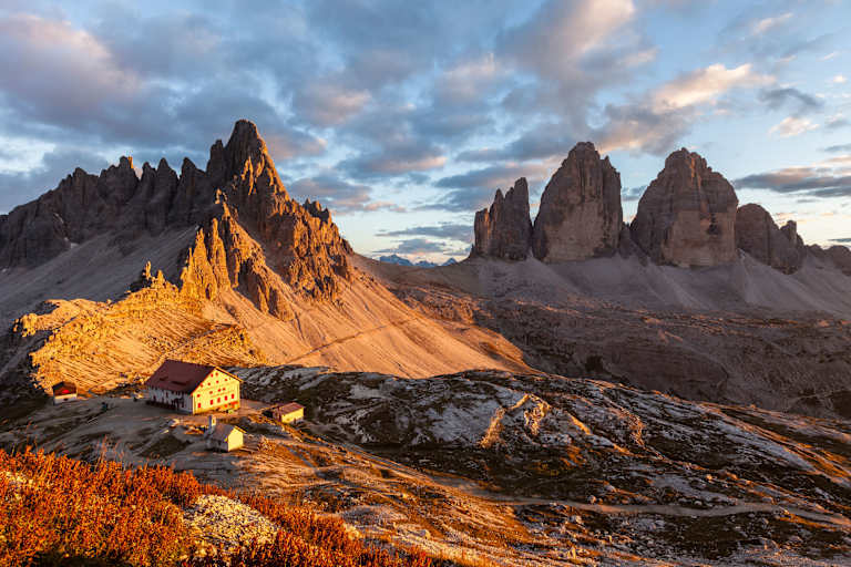 Drei Zinnen Hütte (2.405 m) in den Dolomiten