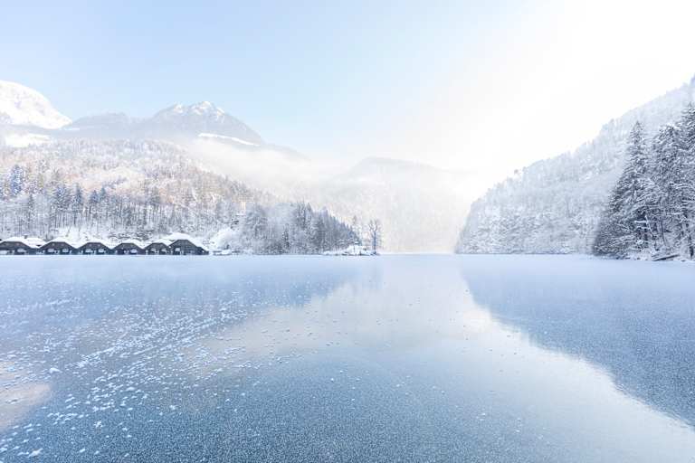 Aussicht auf die Berchtesgadener Alpen vor dem gefrorenen Königssee
