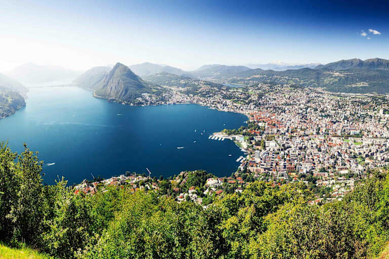 Frühling im Tessin: Blick auf die Bucht von Lugano vom Monte Brè (925 m) aus