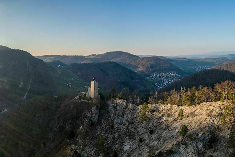 Luftaufnahme der Burgruine Waldenburg im Kanton Basel-Landschaft