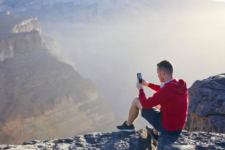 Bergsteiger mit Handy