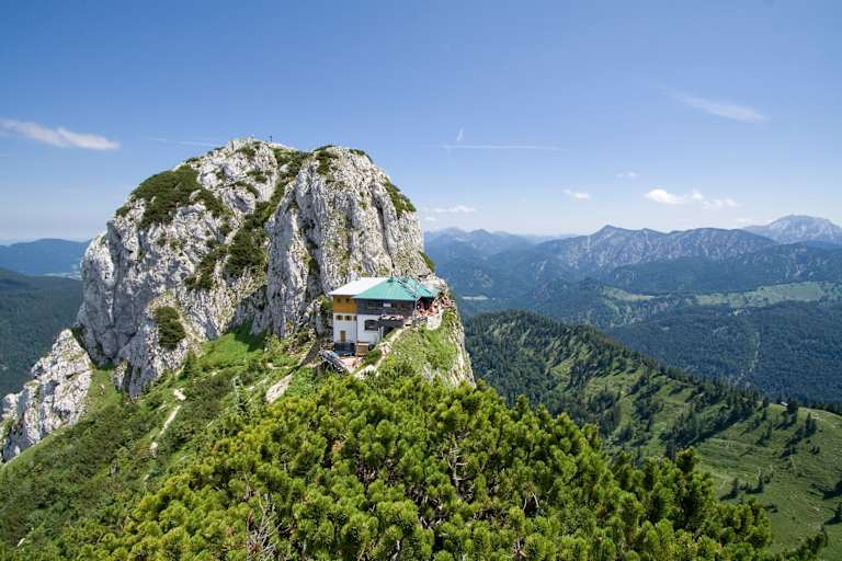 Die Tegernseer Hütte (1.650 m) mit Buchstein in Bayern