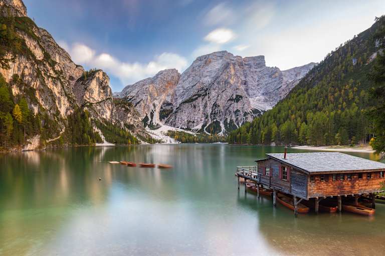 Pragser Wildsee Bergsee mit kleiner Hütte