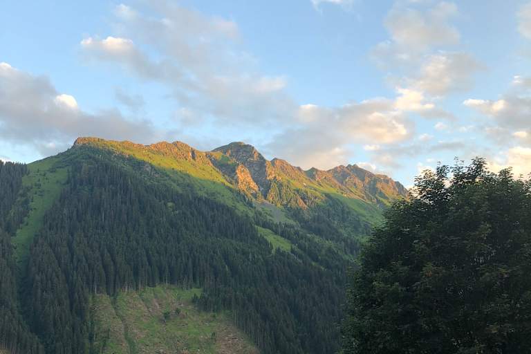 Der morgendliche Ausblick vom Balkon auf den Schusterkogel, die Chefin im Pyjama ist leider nicht zu erkennen