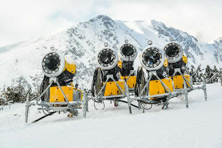 Schneekanonen verwandeln Wasser in Schnee - der Energieverbrauch ist enorm