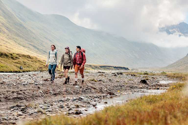 Zwei Frauen und ein Mann sind mit dem LOWA® EXPLORER GTX auf Tour.