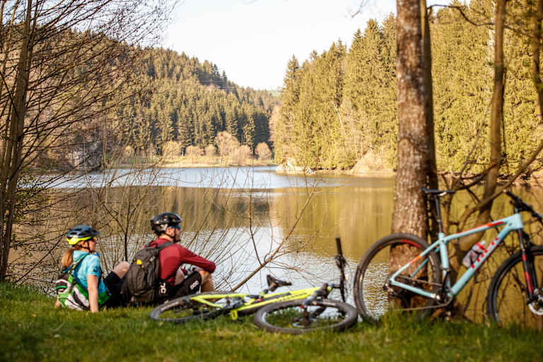Im Granitland laden idyllische Plätze zu einer Rast während er Tour.