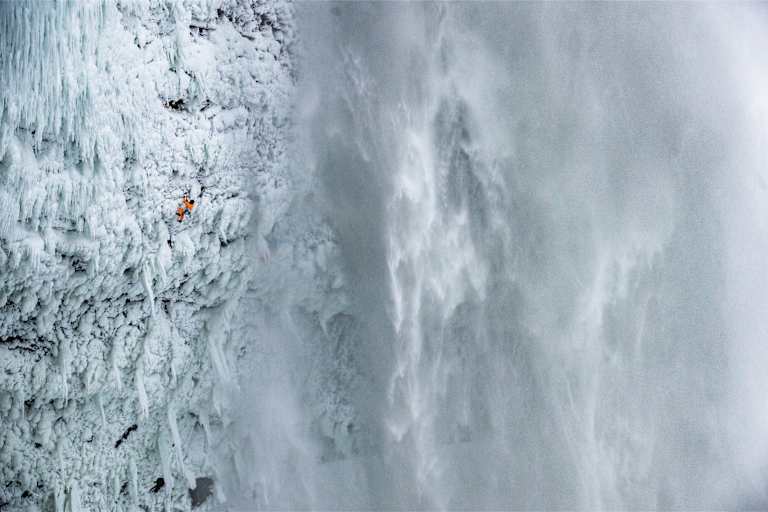 Dani Arnold inmitten bizarrer Eisformationen