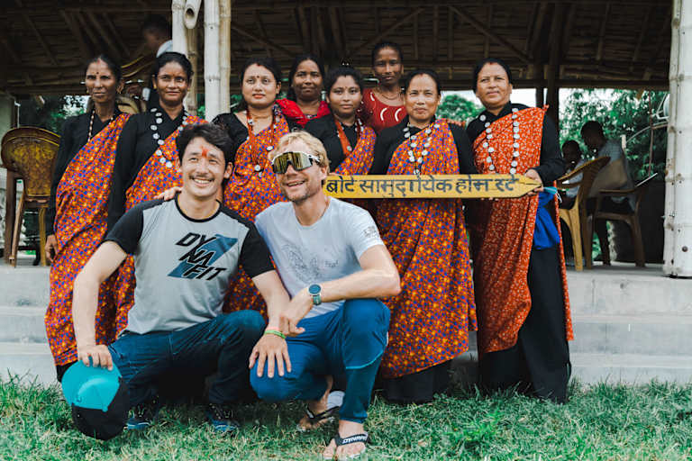 Prakash Sherpa und Benedikt Böhm im Chitwan Nationalpark in Nepal