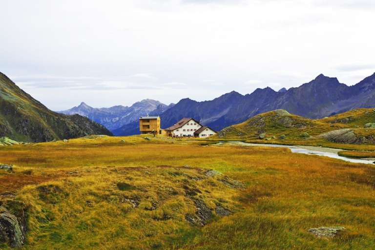 Neue Regensburger Hütte mit neuem Ersatzbau