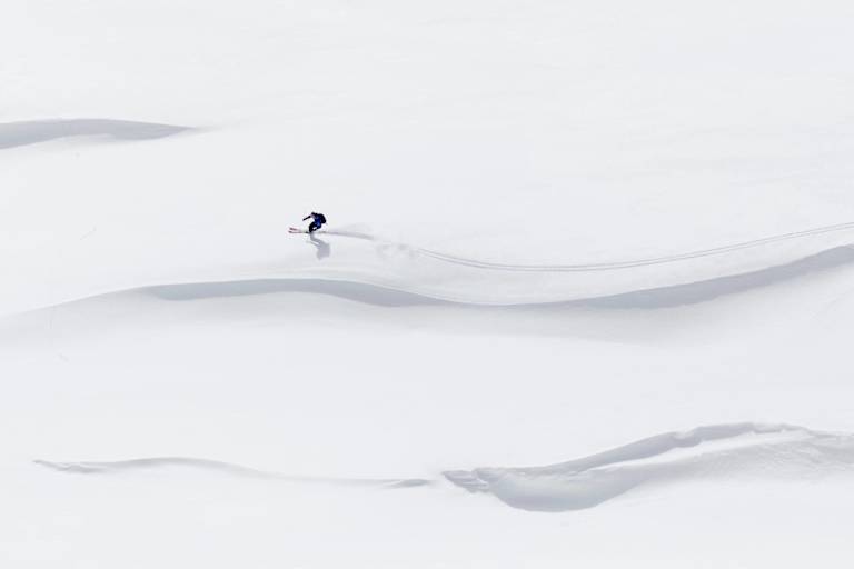 Ein Skifahrer bei der Abfahrt vom Bösen Weibl