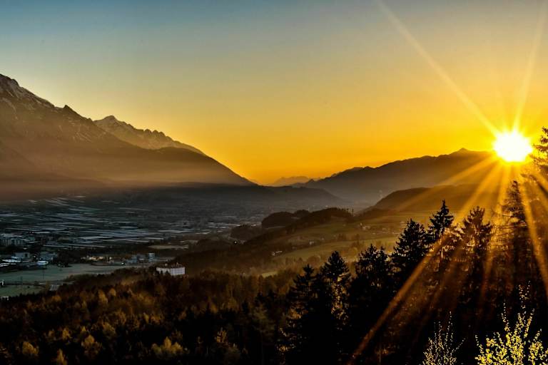 Sonnenaufgang über Lans am Patscherkofel in Tirol