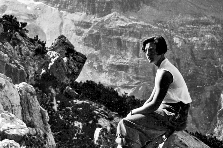 Paula Wiesinger sitzt in der Rosengartengruppen, Geröll und Felsen im Hintergrund
