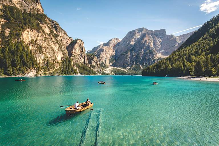 Bootsfahrer am Pragser Wildsee