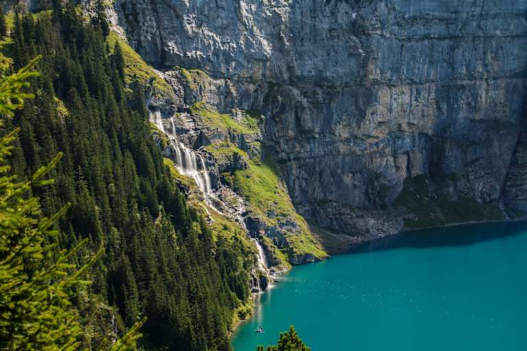 Wandern am Wasserfall: eine magische Kombination