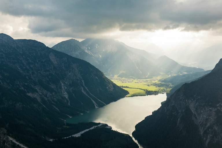 Alpenszene: Plansee im Bezirk Reutte in Tirol