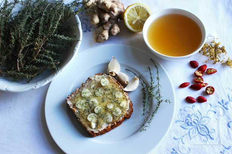 Power-Tee und Knoblauch-Thymian-Honig-Brot