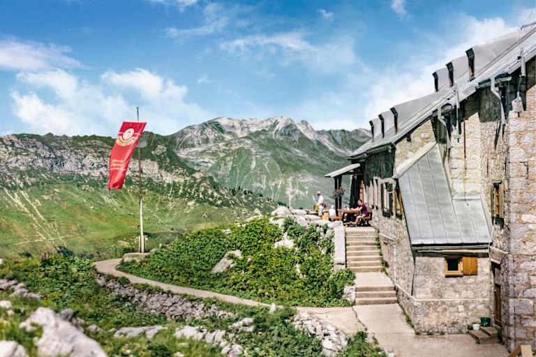 Das Prinz-Luitpold-Haus in der Berglandschaft.