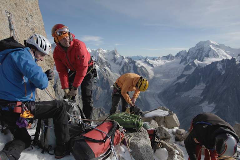 Steve House, Günther Göberl und Kamerateam klettern in den Bergen des Montblanc-Massivs.