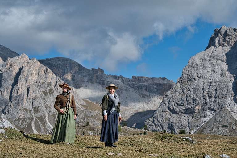Ingrid Runggaldier und Laura Bilgeri in alten Klamotten unterwegs in den Grödner Dolomiten