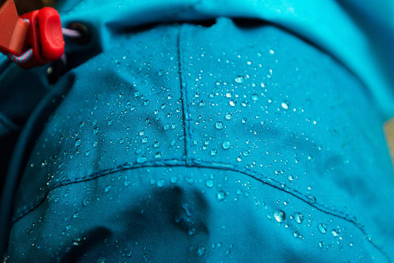 Wie dicht ist eine Regenjacke oder Outdoorjacke? Wassersäule und Kategorien