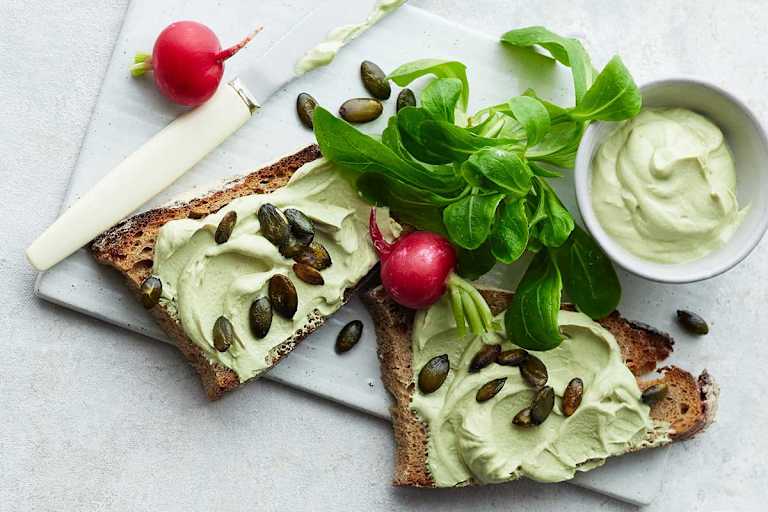 Kürbiskernaufstrich mit Radieschen auf Brot Rezept