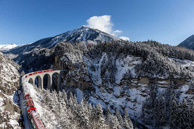 Ein Gliederzug der Rhätischen Bahn auf dem Landwasserviadukt